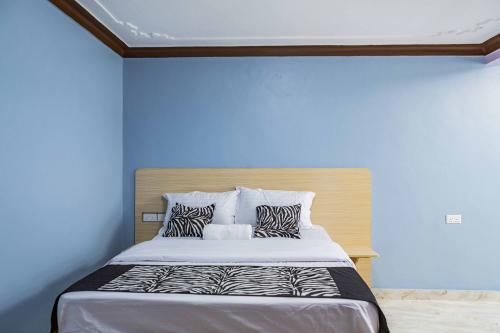 blue-room-bed-min